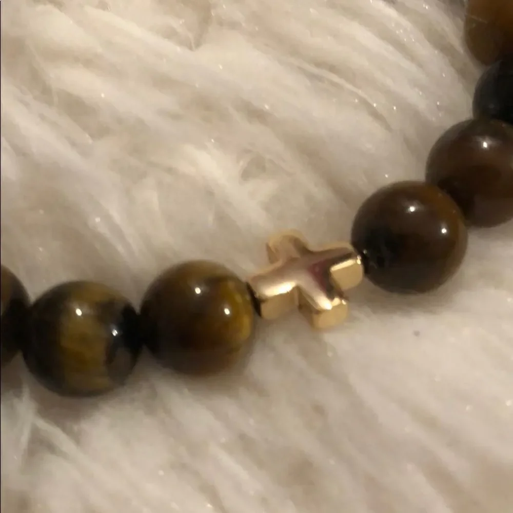 Charged tiger’s eye